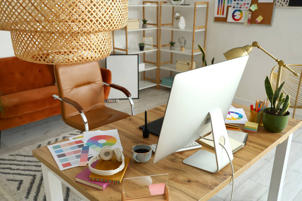 Grafikai tervezői munkahely számítógéppel és festékpalettával az irodában - Fotó, kép