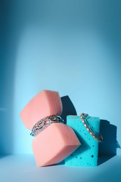 Esponjas com jóias em fundo azul - Foto, Imagem