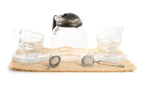 Weidenmatte mit Teekanne, Glas und Ei isoliert auf weißem Hintergrund - Foto, Bild