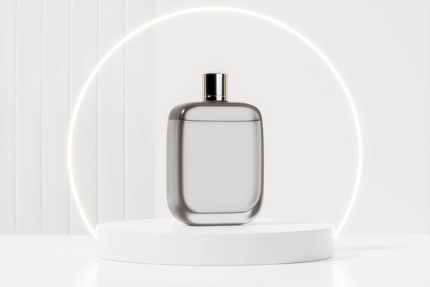 Frasco de vidrio transparente de perfume colocado sobre una superficie brillante contra un círculo iluminado sobre fondo blanco - Foto, Imagen