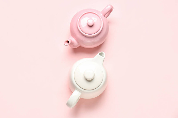 Verschiedene Teekannen auf rosa Hintergrund - Foto, Bild