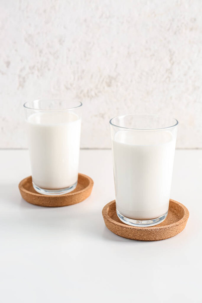 Szklanki ze świeżym mlekiem na białym tle - Zdjęcie, obraz