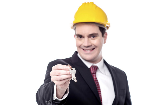 Builder offering new house keys - Foto, Imagen