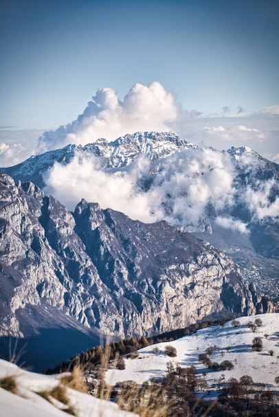 A vertical shot of the Monte Resegone in Lecco, Italy in winter - Foto, imagen