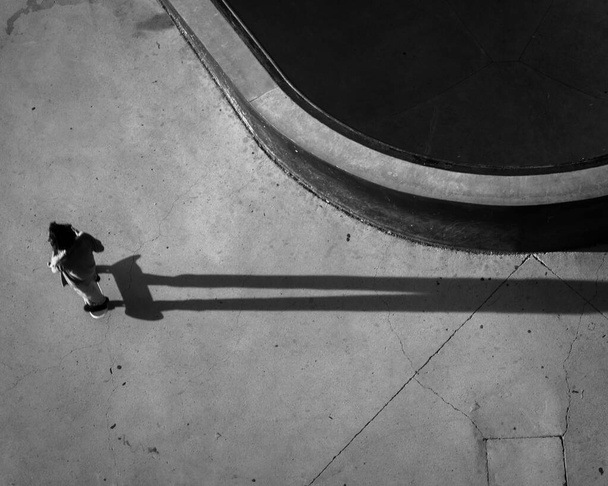 A drone grayscale shot of TX Skater at the skate park casting long shadow in Austin city - Foto, immagini