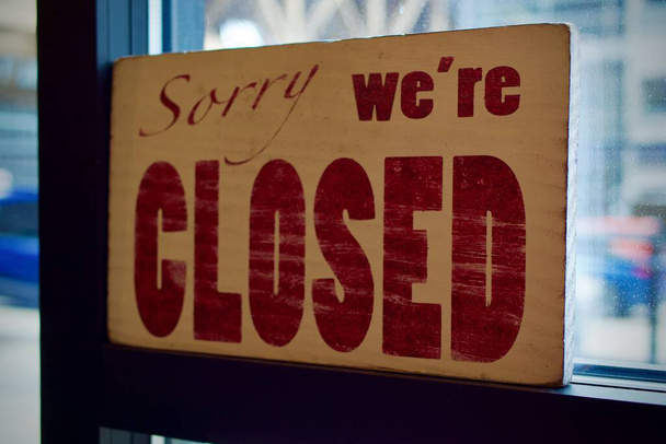 A closeup of a "sorry we're closed" sign on a window - Foto, immagini