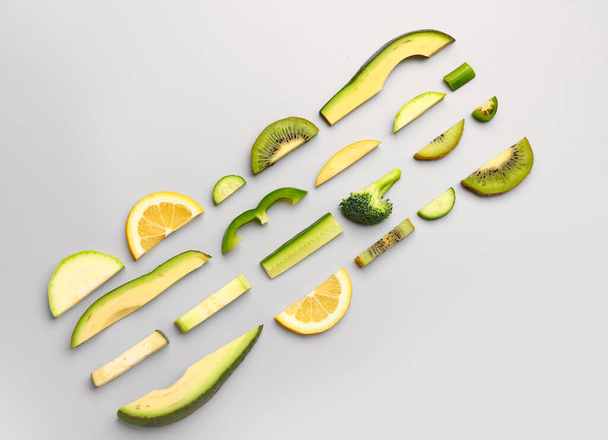 Composition avec fruits et légumes verts frais sur fond gris - Photo, image