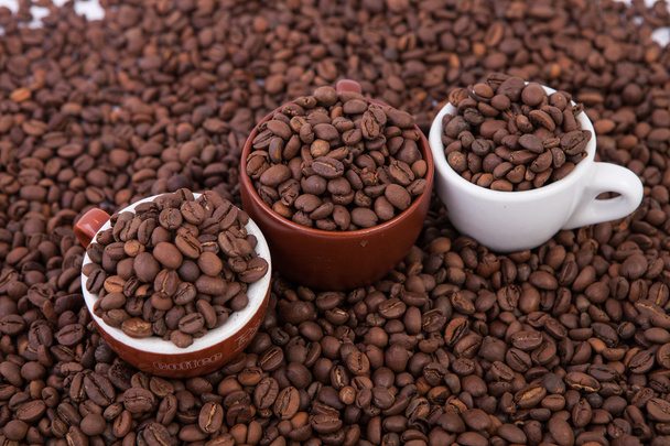 Tres tazas de café llenas de granos de café tostados
 - Foto, Imagen