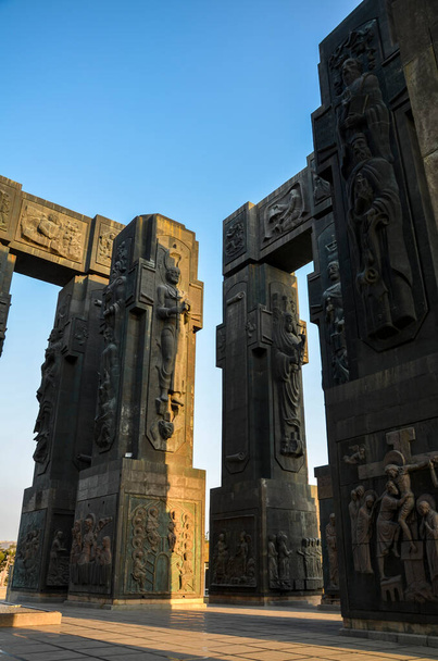 Fragmento de columnas gigantes de un monumento de piedra colosal Las Crónicas de Georgia en Tiflis - Foto, Imagen