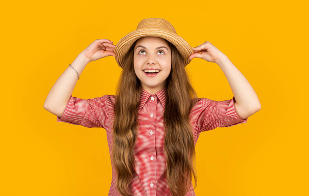 amazed girl in straw hat on yellow background. - Fotoğraf, Görsel