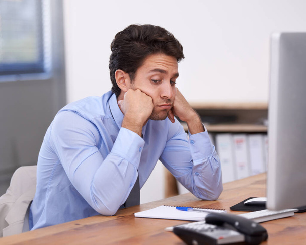 Cuando el aburrimiento golpea. un hombre de negocios aburrido sentado en su escritorio - Foto, imagen