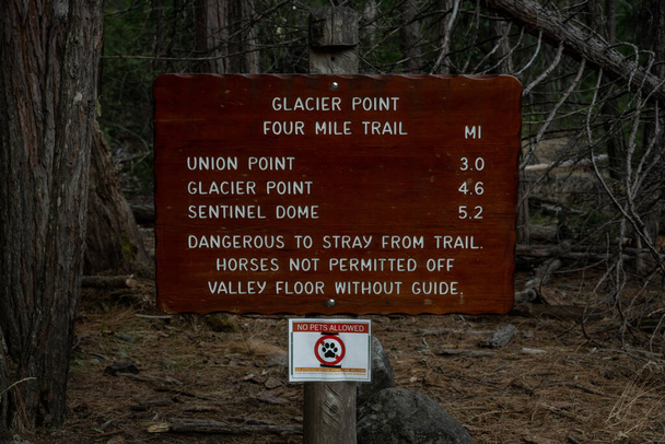 Znak odległości przy Four Mile Trail w kierunku lodowca w Parku Narodowym Yosemite - Zdjęcie, obraz