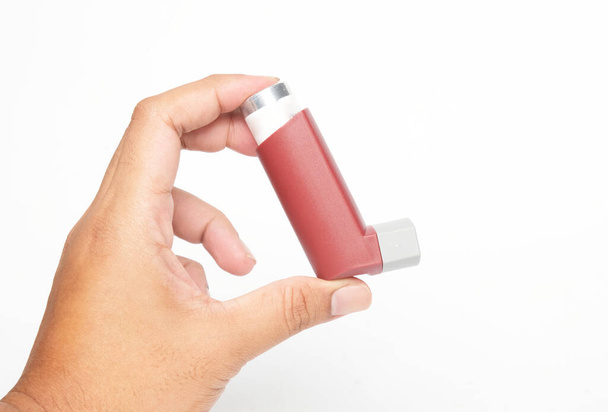 Ein Bild von Hand haltenden Inhalator auf weißem Hintergrund - Foto, Bild