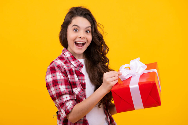 Amazed teenager. Teenager kid with present box. Teen girl giving birthday gift. Present, greeting and gifting concept. Excited children - Φωτογραφία, εικόνα