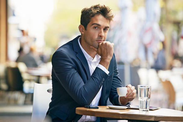 Il est temps de faire des affaires... mais d'abord, le café. un jeune homme d'affaires prenant un café dans un café sur le trottoir - Photo, image