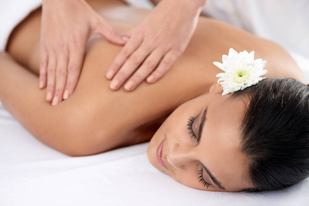 Zrównoważ się przez masaż. piękna młoda kobieta relaksująca się podczas zabiegu spa - Zdjęcie, obraz