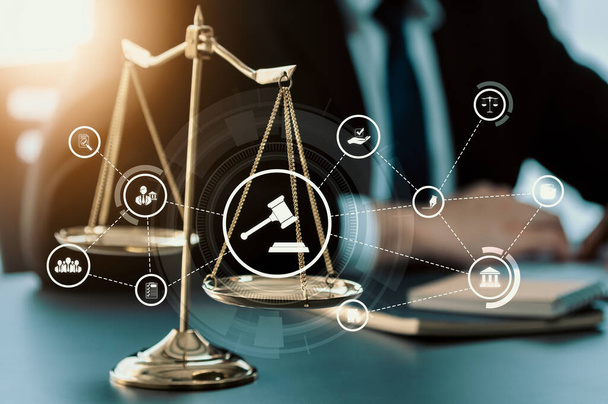 Derecho inteligente, iconos de asesoramiento jurídico y herramientas de trabajo de abogados en la oficina de abogados que muestran el concepto de derecho digital y tecnología en línea de leyes y regulaciones astutas . - Foto, imagen