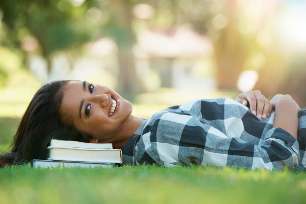 Relajante entre conferencias. Retrato de un atractivo estudiante universitario tomando un descanso en el parque - Foto, Imagen