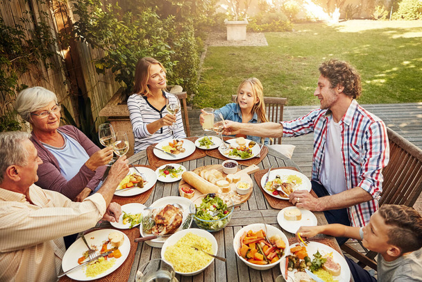 El almuerzo del domingo es la mejor parte de la semana. una familia almorzando juntos al aire libre - Foto, Imagen
