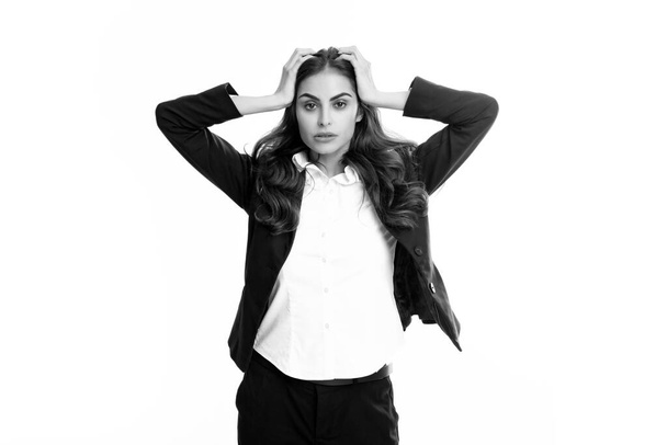 Seksowny zmysłowy portret kobiety biznesu. Bizneswoman mody w garniturze izolowane na białym tle studio. Biznes kobiety modne styl - Zdjęcie, obraz