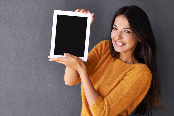 Une technologie qui rentre dans mon sac à main. Portrait d'une jolie jeune femme tenant une tablette numérique avec un écran vierge - Photo, image