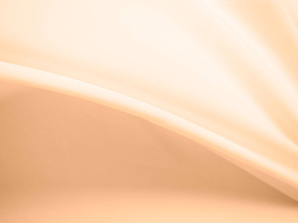 Fondo de seda suave de tela de melocotón, Blur Abstract Satin Cloth Gold Pastel Surface Glossy Backdrop, Texture Linen Beige Space, Plantilla Papel pintado Producto cosmético, Patrón de material de mantel de diseño liso. - Foto, Imagen