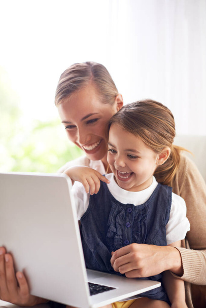 Partilhar a internet. uma mãe usando um laptop com sua filha - Foto, Imagem