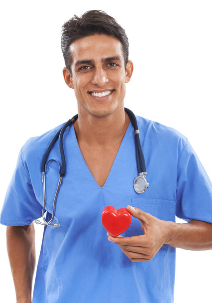 Apoyar la buena salud del corazón. Retrato de un guapo médico joven aislado en blanco - Foto, Imagen