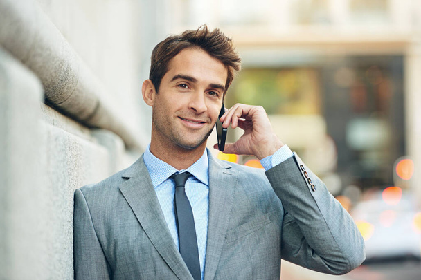 Розмовляти з важливими людьми - моїми клієнтами. молодий бізнесмен розмовляє на мобільному телефоні в місті
 - Фото, зображення