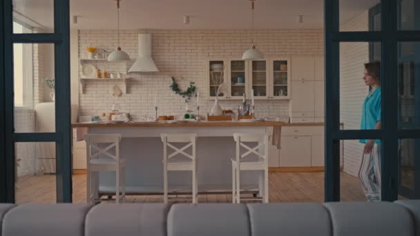 ängstliche Frau zu Fuß in der Küche feiern Dinnerparty zu Hause warten Freunde oder Familie - Filmmaterial, Video