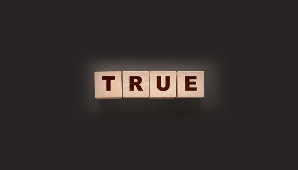 koncept slovo pravda na dřevěných kostkách na černém pozadí. - Fotografie, Obrázek