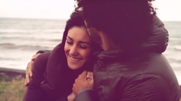 Ευτυχισμένο ζευγάρι μπροστά στην παραλία - Πλάνα, βίντεο