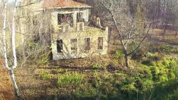 Huis in park vernietigd. Luchtfoto - Video