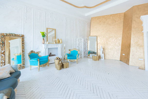 Luxury light interior of living room with gold wall and chic expensive furniture in white and gold colors - Foto, Imagem