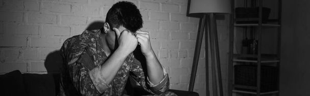 Militaire veteraan in camouflage lijdt aan psychische stoornis thuis, spandoek  - Foto, afbeelding