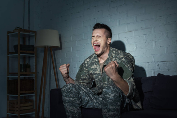 Wojskowy weteran z zaburzeniami psychicznymi krzyczący w nocy w domu  - Zdjęcie, obraz