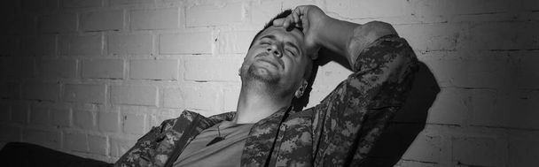 Στρατιωτικός με στολή που υποφέρει από ψυχική διαταραχή και μετατραυματικό στρες στο σπίτι, πανό.  - Φωτογραφία, εικόνα