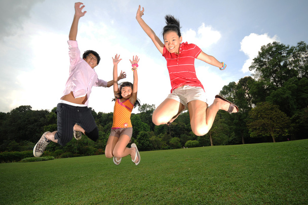 Tres niños divirtiéndose al aire libre
 - Foto, Imagen