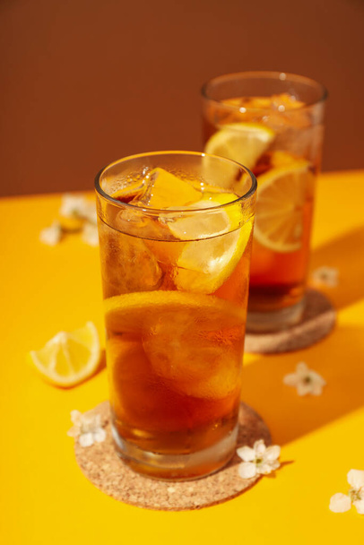 Buzlu çay. Sıcak yaz havasında ferahlatıcı bir içecek. - Fotoğraf, Görsel