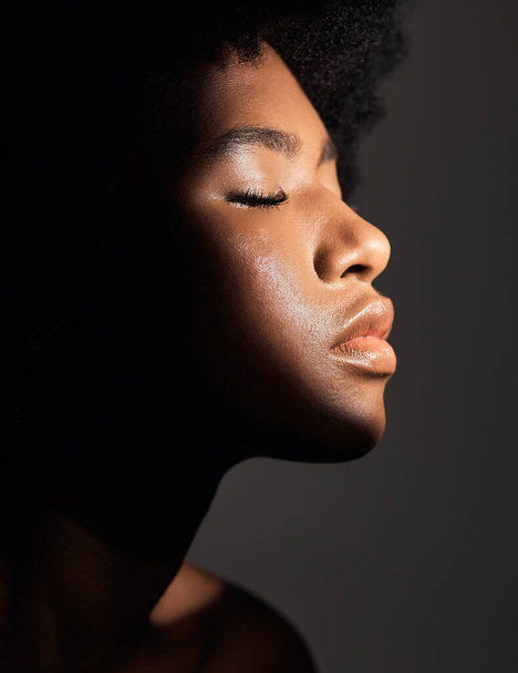 Любите свою кожу сегодня и через день. молодая женщина, позирующая в тени на сером фоне - Фото, изображение