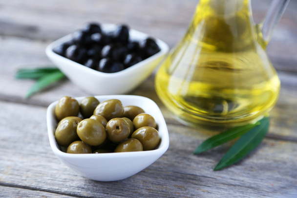 Green and black olives - Fotoğraf, Görsel