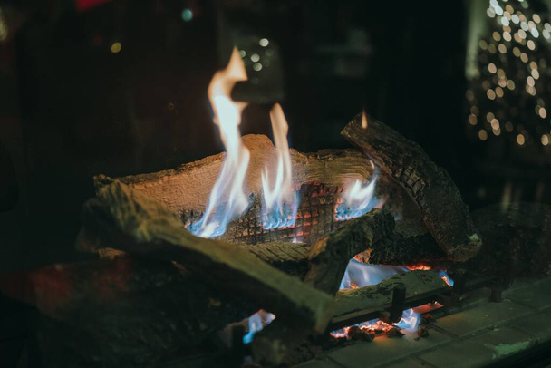 The flaming bonfire with logs - Foto, Bild