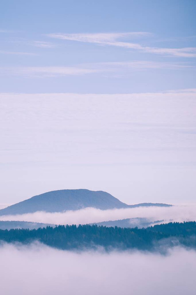 Un plano vertical de montañas y nubes - Foto, Imagen