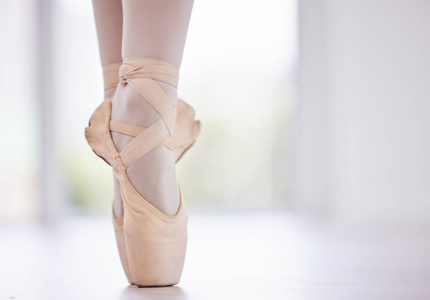 前回と同じように踊れ。バレエダンサーが靴を指して - 写真・画像