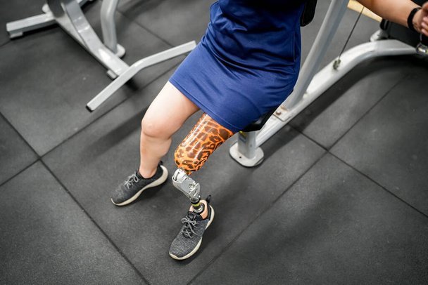 Muotokuva vammaisten urheilija nainen proteesi jalka kuntosalilla - Valokuva, kuva