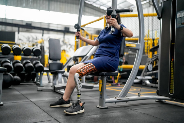 Retrato de mulher atleta com deficiência com perna protética em academia de fitness - Foto, Imagem