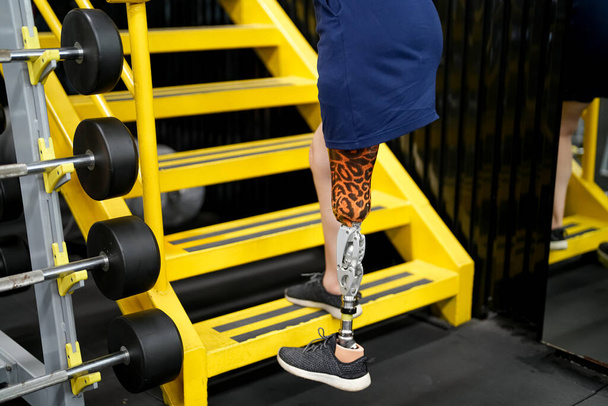 Portrét postižené sportovkyně s protetickou nohou v posilovně - Fotografie, Obrázek