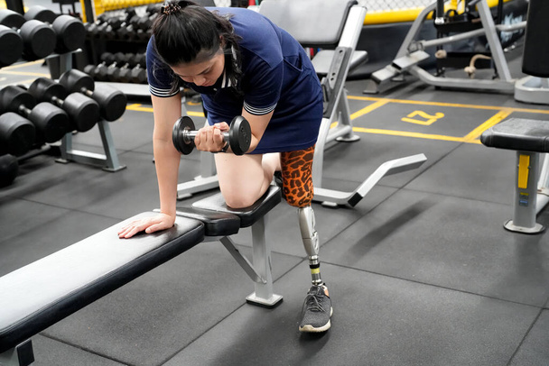 Spor salonunda protez bacaklı engelli bir sporcunun portresi. - Fotoğraf, Görsel