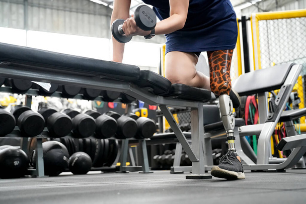 Portrait of disabled athlete woman with prosthetic leg in fitness gym - Fotografie, Obrázek