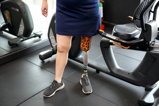 Portrait of disabled athlete woman with prosthetic leg in fitness gym - Foto, afbeelding